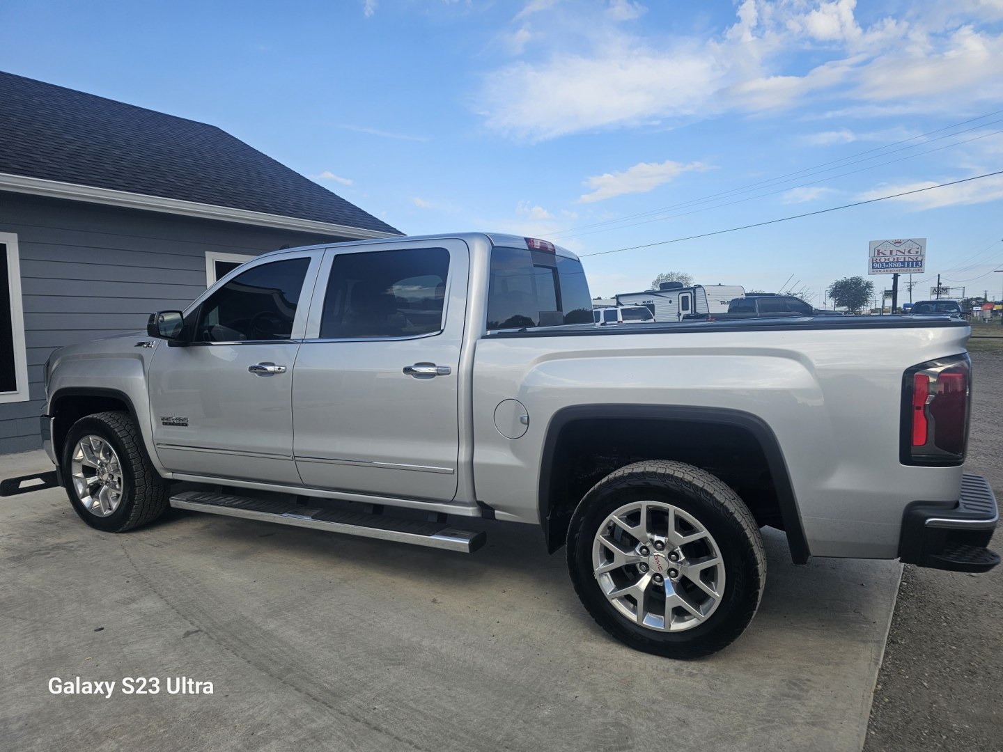 2017 SILVER GMC Sierra 1500 SLT Crew Cab Long Box 4WD (3GTU2NEC1HG) with an 5.3L V8 OHV 16V engine, 6A transmission, located at 607 S Seven Points BLVD, Seven Points, TX, 75143, (430) 255-4030, 32.313934, -96.207932- Photo#3