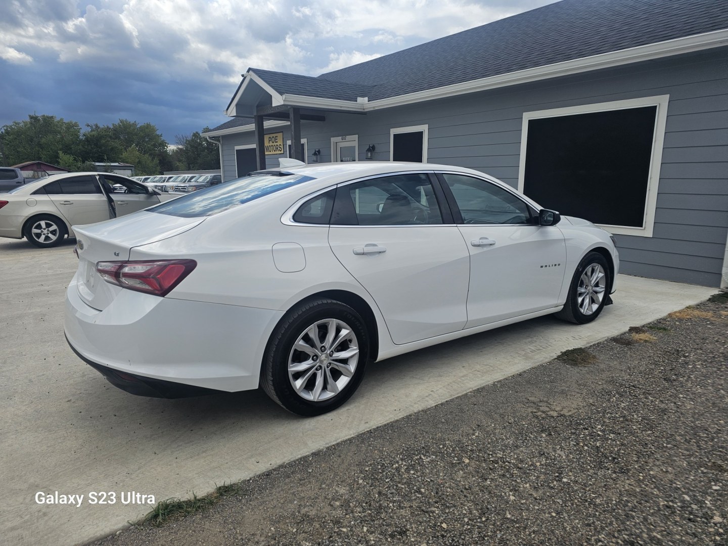 2019 WHITE Chevrolet Malibu LT (1G1ZD5ST0KF) with an 1.5L L4 DOHC 16V engine, 6A transmission, located at 607 S Seven Points BLVD, Seven Points, TX, 75143, (430) 255-4030, 32.313934, -96.207932- Photo#2