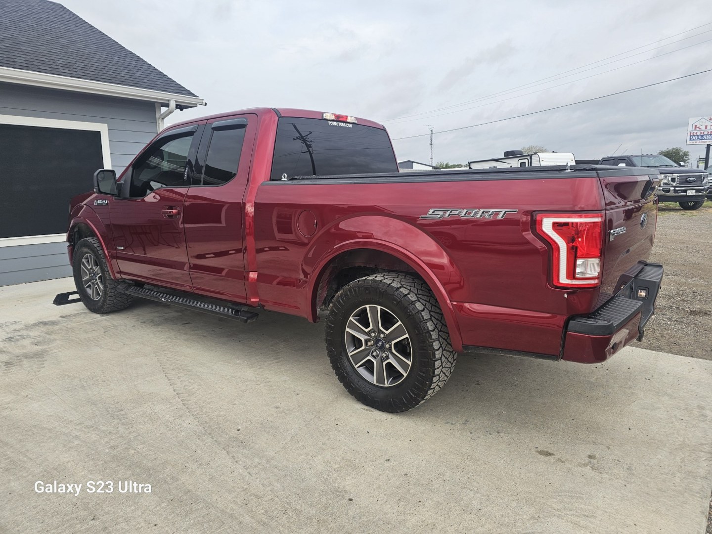 2017 RED Ford F-150 XL SuperCab 8-ft. 2WD (1FTEX1CP4HF) with an 2.7L V6 DOHC 24V engine, 6A transmission, located at 607 S Seven Points BLVD, Seven Points, TX, 75143, (430) 255-4030, 32.313934, -96.207932- Photo#3