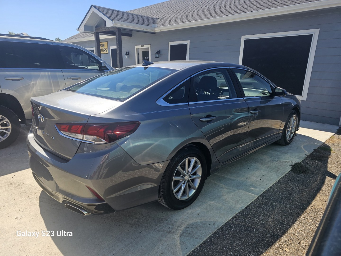 2018 GRAY Hyundai Sonata SE (5NPE24AF8JH) with an 2.4L L4 DOHC 16V engine, 7A transmission, located at 607 S Seven Points BLVD, Seven Points, TX, 75143, (430) 255-4030, 32.313934, -96.207932- Photo#2