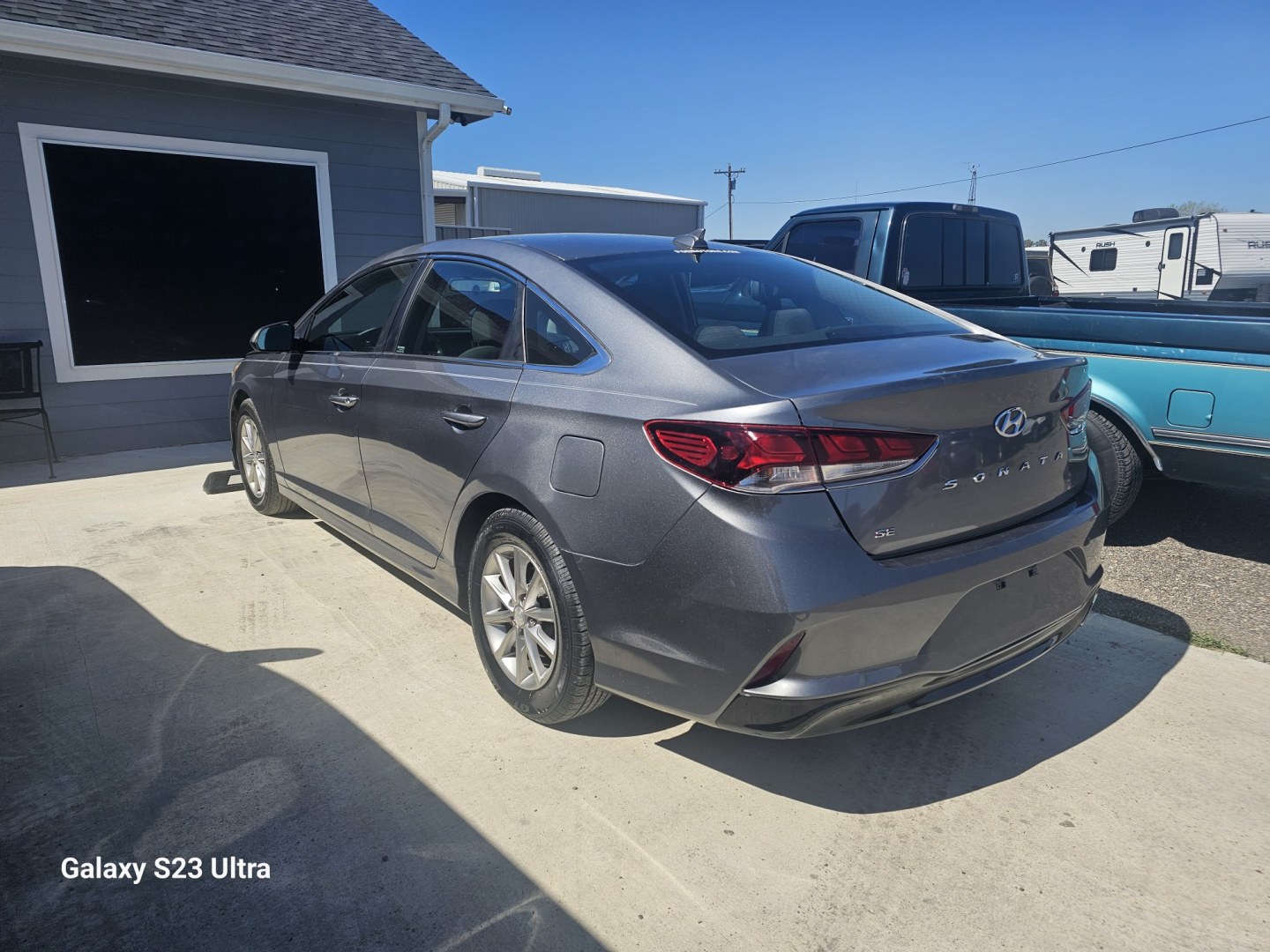 2018 GRAY Hyundai Sonata SE (5NPE24AF8JH) with an 2.4L L4 DOHC 16V engine, 7A transmission, located at 607 S Seven Points BLVD, Seven Points, TX, 75143, (430) 255-4030, 32.313934, -96.207932- Photo#3