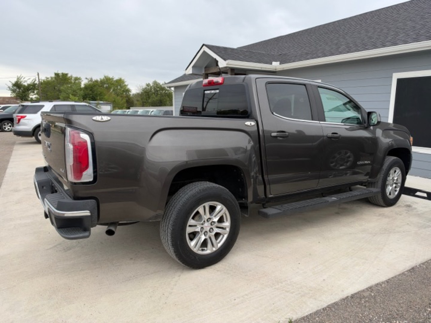 2019 GRAY GMC Canyon SLE Crew Cab 2WD (1GTG5CEN7K1) with an 3.6L V6 DOHC 24V engine, 6A transmission, located at 607 S Seven Points BLVD, Seven Points, TX, 75143, (430) 255-4030, 32.313934, -96.207932- Photo#2