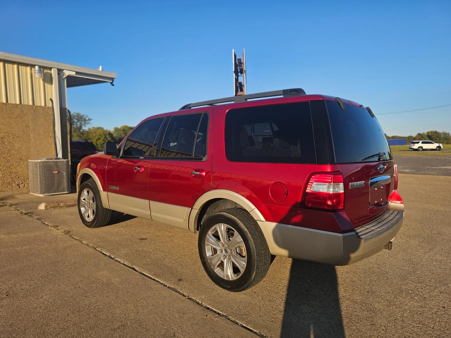 2008 RED /BEIGE FORD EXPEDITION Eddie Bauer 2WD (1FMFU175X8L) with an 5.4L V8 SOHC 16V engine, 6-SPEED AUTOMATIC transmission, located at 533 S Seven Points BLVD, Seven Points, TX, 75143, (430) 255-4030, 32.313999, -96.209351 - Photo#2