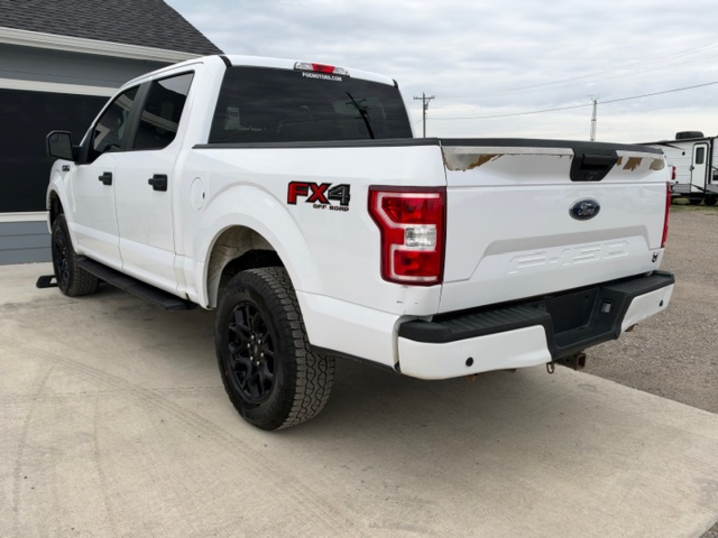 2018 WHITE Ford F-150 King-Ranch SuperCrew 5.5-ft. 2WD (1FTEW1E58JK) with an 5.0L V8 OHV 32V engine, 6A transmission, located at 607 S Seven Points BLVD, Seven Points, TX, 75143, (430) 255-4030, 32.313934, -96.207932- Photo#2
