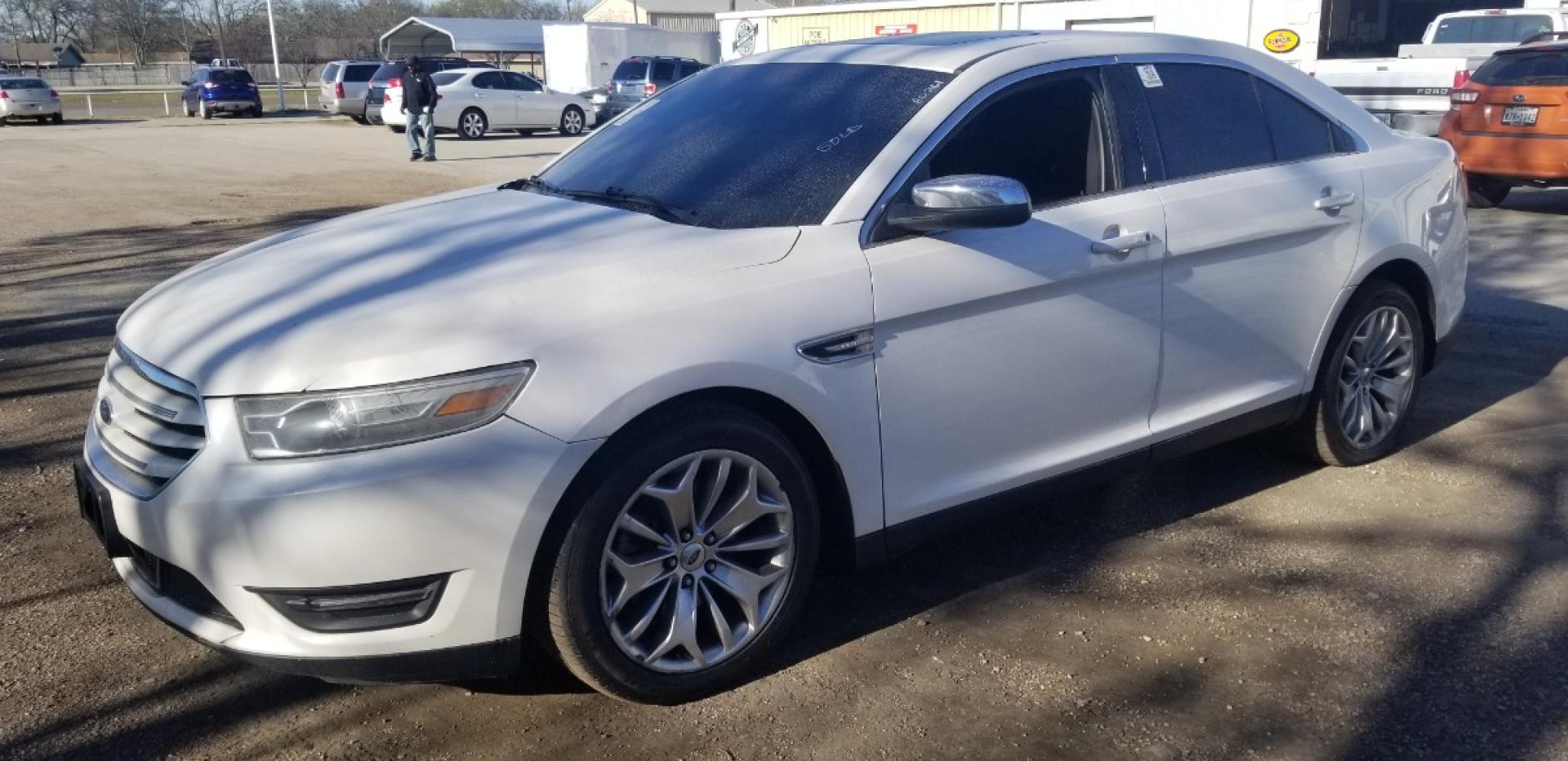 2014 WHITE FORD TAURUS Limited FWD (1FAHP2F83EG) with an 3.5L V6 DOHC 24V engine, 6-SPEED AUTOMATIC transmission, located at 533 S Seven Points BLVD, Seven Points, TX, 75143, (430) 255-4030, 32.313999, -96.209351 - Photo#0