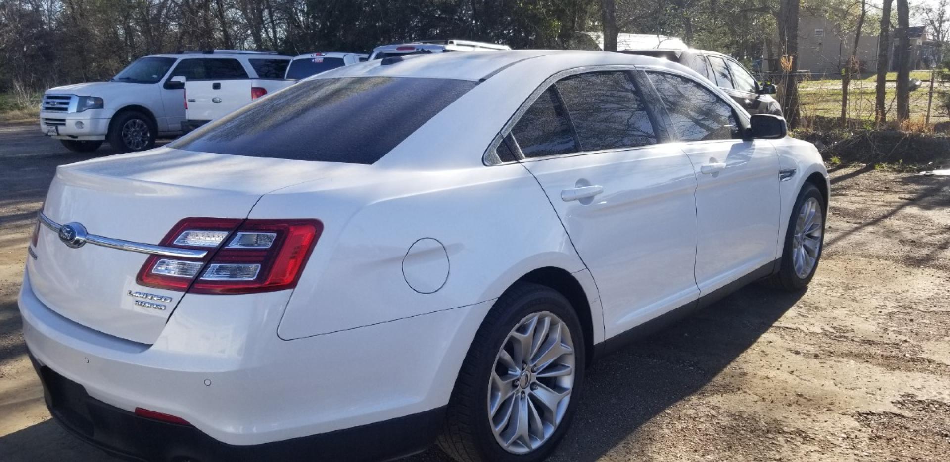 2014 WHITE FORD TAURUS Limited FWD (1FAHP2F83EG) with an 3.5L V6 DOHC 24V engine, 6-SPEED AUTOMATIC transmission, located at 533 S Seven Points BLVD, Seven Points, TX, 75143, (430) 255-4030, 32.313999, -96.209351 - Photo#2