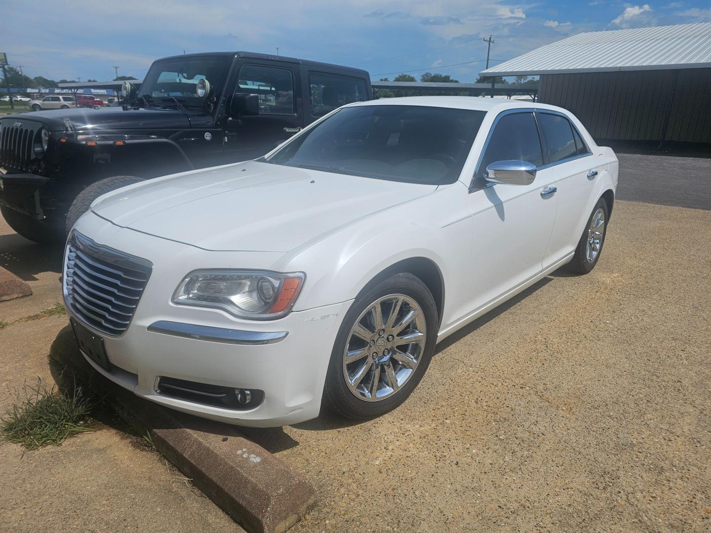 2013 WHITE CHRYSLER 300 C RWD (2C3CCAEG0DH) with an 3.6L V6 SOHC 24V engine, 5-SPEED AUTOMATIC transmission, located at 533 S Seven Points BLVD, Seven Points, TX, 75143, (430) 255-4030, 32.313999, -96.209351 - Photo#0