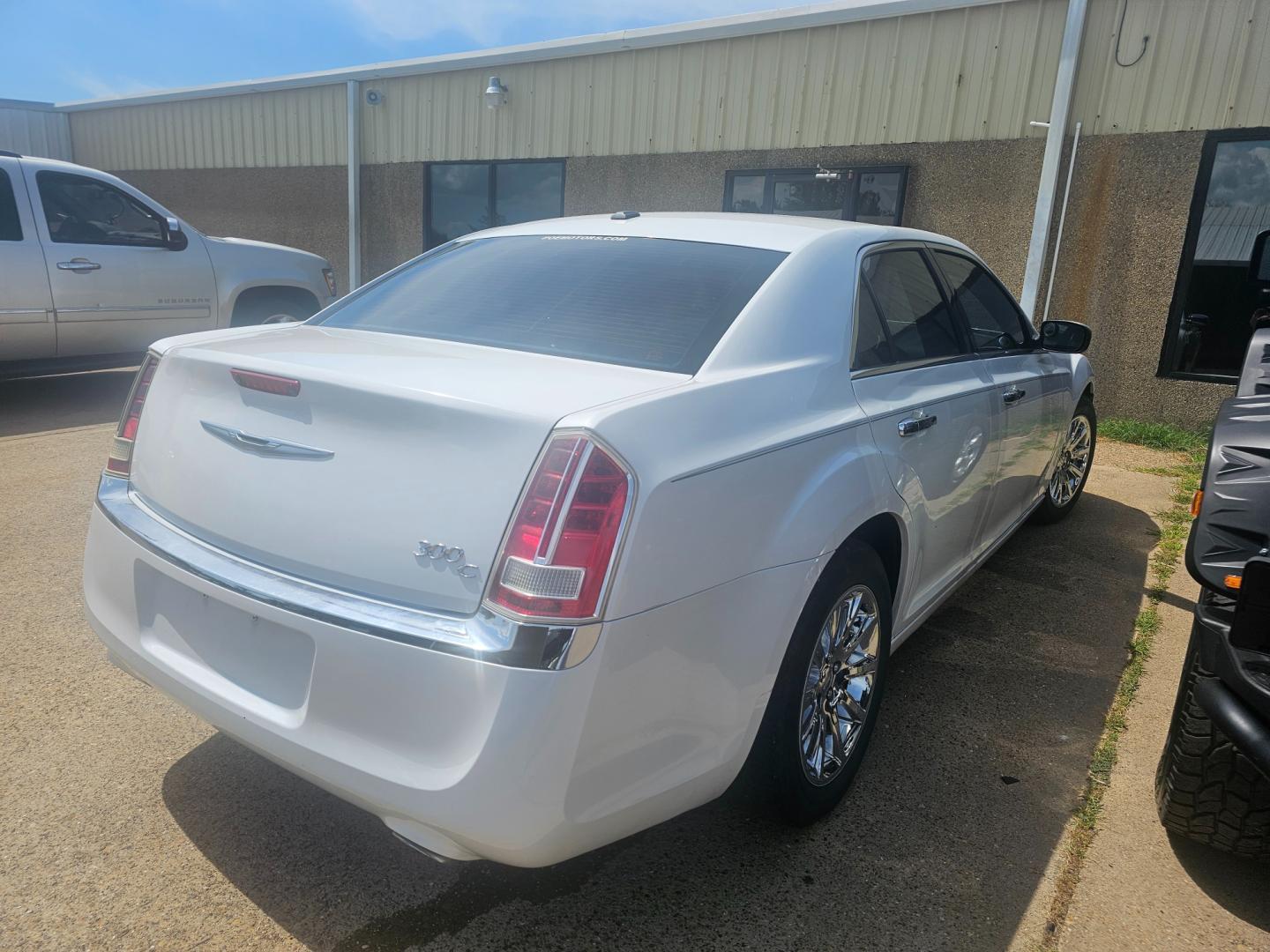 2013 WHITE CHRYSLER 300 C RWD (2C3CCAEG0DH) with an 3.6L V6 SOHC 24V engine, 5-SPEED AUTOMATIC transmission, located at 533 S Seven Points BLVD, Seven Points, TX, 75143, (430) 255-4030, 32.313999, -96.209351 - Photo#2