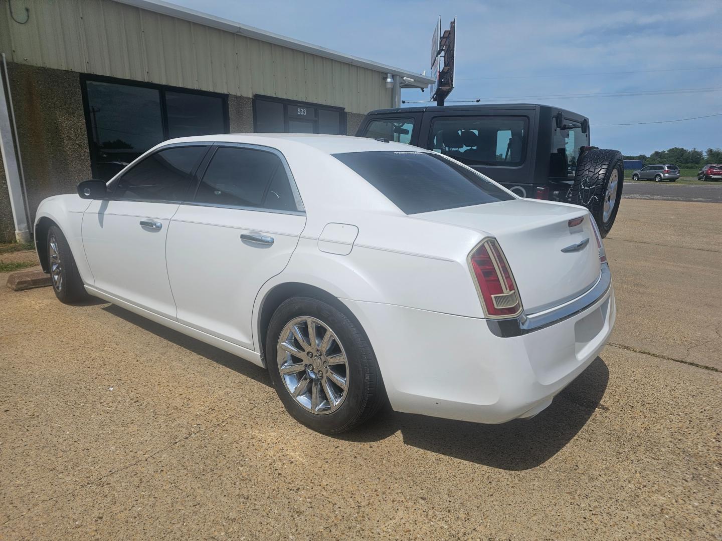 2013 WHITE CHRYSLER 300 C RWD (2C3CCAEG0DH) with an 3.6L V6 SOHC 24V engine, 5-SPEED AUTOMATIC transmission, located at 533 S Seven Points BLVD, Seven Points, TX, 75143, (430) 255-4030, 32.313999, -96.209351 - Photo#3