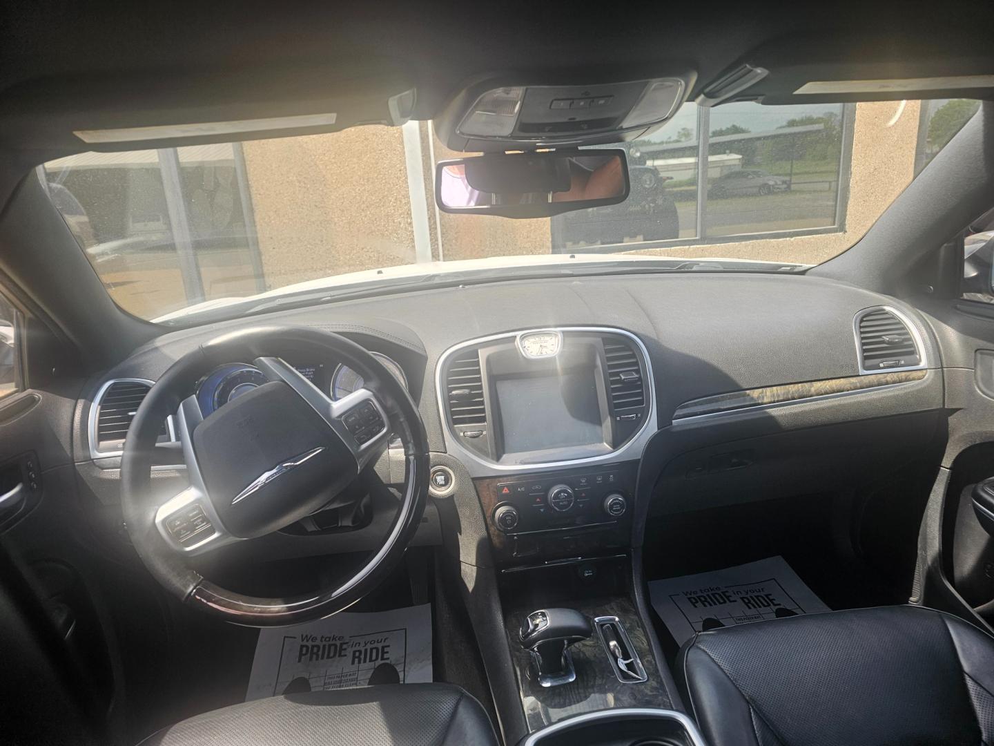 2013 WHITE CHRYSLER 300 C RWD (2C3CCAEG0DH) with an 3.6L V6 SOHC 24V engine, 5-SPEED AUTOMATIC transmission, located at 533 S Seven Points BLVD, Seven Points, TX, 75143, (430) 255-4030, 32.313999, -96.209351 - Photo#4