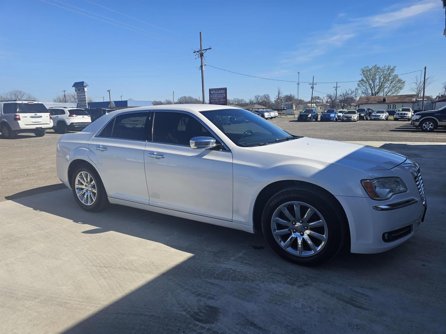 2013 WHITE CHRYSLER 300 C RWD (2C3CCAEG0DH) with an 3.6L V6 SOHC 24V engine, 5-SPEED AUTOMATIC transmission, located at 607 S Seven Points BLVD, Seven Points, TX, 75143, (430) 255-4030, 32.313934, -96.207932 - Photo#1