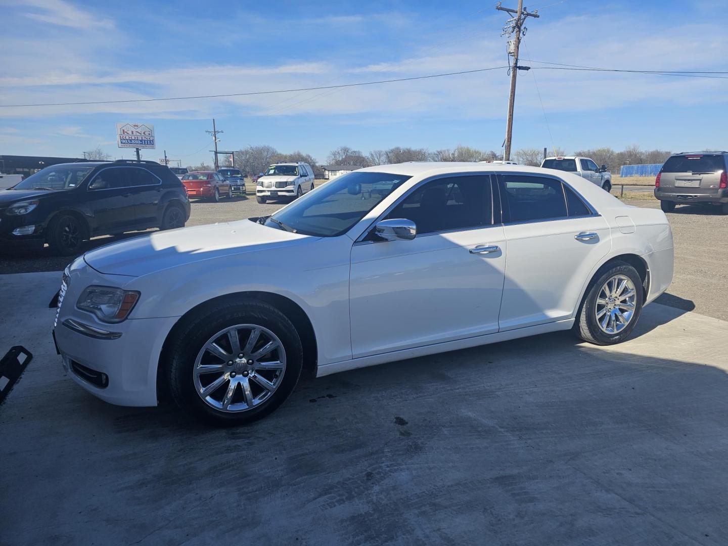 2013 WHITE CHRYSLER 300 C RWD (2C3CCAEG0DH) with an 3.6L V6 SOHC 24V engine, 5-SPEED AUTOMATIC transmission, located at 607 S Seven Points BLVD, Seven Points, TX, 75143, (430) 255-4030, 32.313934, -96.207932 - Photo#0