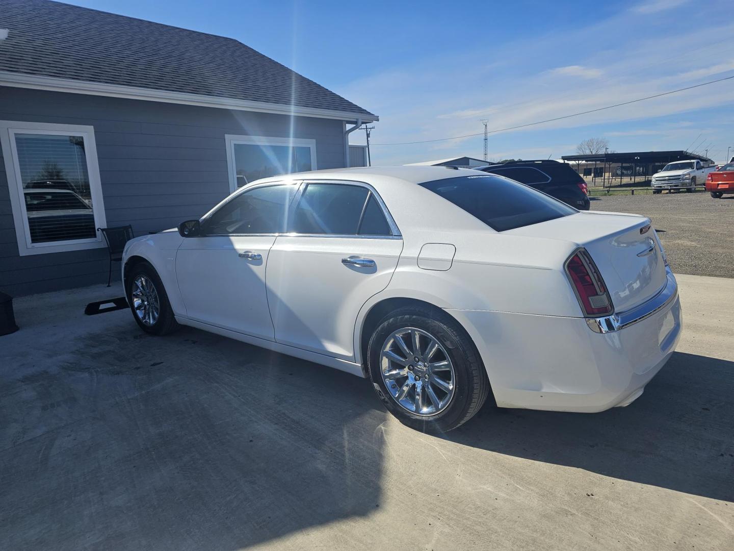 2013 WHITE CHRYSLER 300 C RWD (2C3CCAEG0DH) with an 3.6L V6 SOHC 24V engine, 5-SPEED AUTOMATIC transmission, located at 607 S Seven Points BLVD, Seven Points, TX, 75143, (430) 255-4030, 32.313934, -96.207932 - Photo#3
