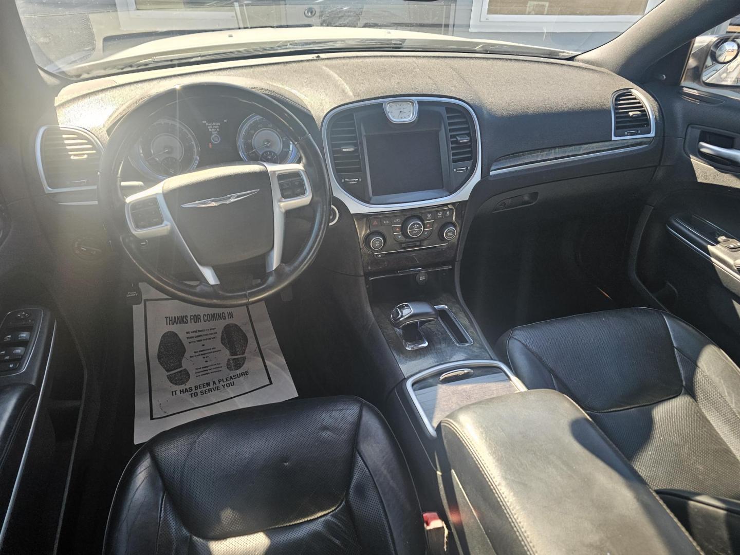 2013 WHITE CHRYSLER 300 C RWD (2C3CCAEG0DH) with an 3.6L V6 SOHC 24V engine, 5-SPEED AUTOMATIC transmission, located at 607 S Seven Points BLVD, Seven Points, TX, 75143, (430) 255-4030, 32.313934, -96.207932 - Photo#4