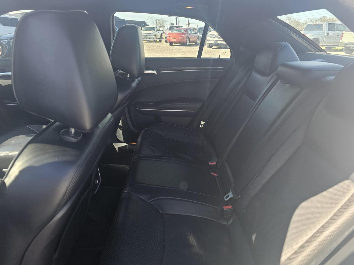 2013 WHITE CHRYSLER 300 C RWD (2C3CCAEG0DH) with an 3.6L V6 SOHC 24V engine, 5-SPEED AUTOMATIC transmission, located at 607 S Seven Points BLVD, Seven Points, TX, 75143, (430) 255-4030, 32.313934, -96.207932 - Photo#5